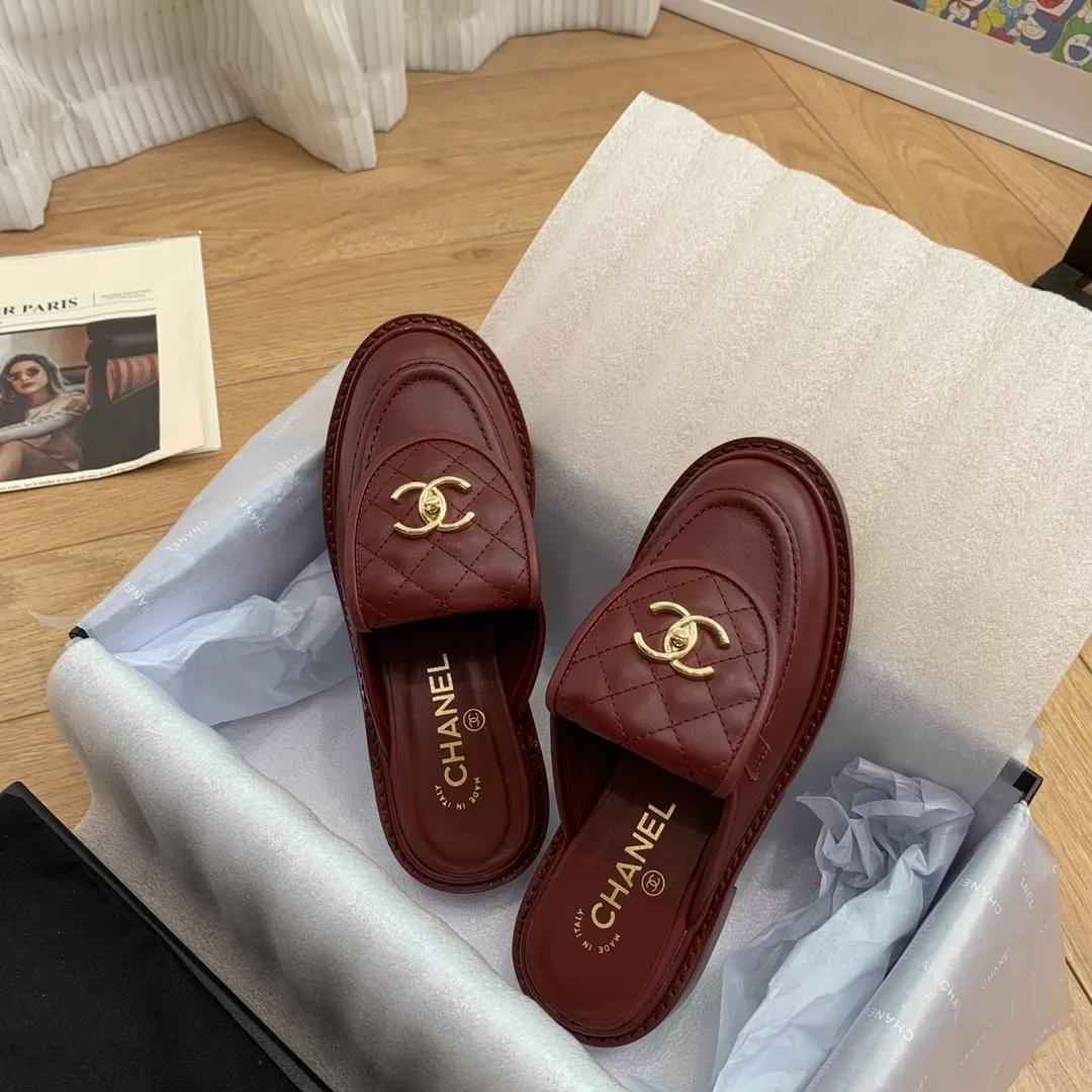 👟👟Ex-factory price 560👟👟 🍀 The official website is updated simultaneously with high version, CHANEL Chanel's new top-quality autumn shoes and slippers series in early spring____________ is a must-have hot item for fragrance families in spring and autumn, the goddess series, with the elegant and ladylike temperament of fragrance families, super attractive, irresistible, and exciting... ▪️The upper is imported cowhide/butter/patent leather, high-end and texture ➕Original molded hardware buckle ➕Electric embroidery ▪️The lining is imported lambskin, soft and comfortable ▪️Original molded version, Italian genuine leather outsole🇮🇹 ▪️Number of codes: 34-42 (34 40 41 42 is custom-made, non-refundable and non-exchangeable) Multiple colors are available, you can also place an order with the picture